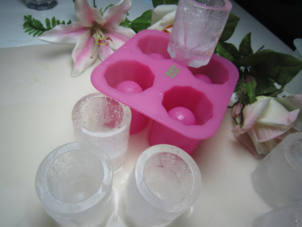 【西班牙家用品批发商】向汉川询价, 欲采购4孔硅胶冰杯