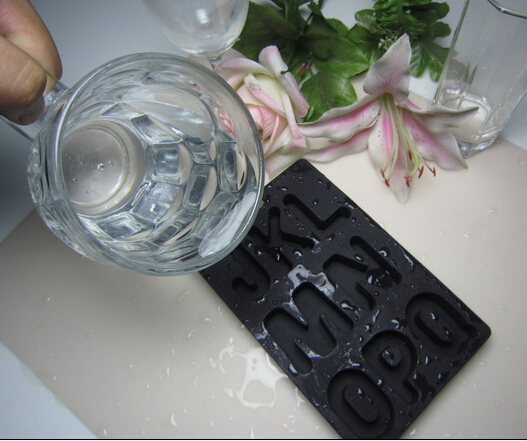 韩国进口商【定制硅胶冰格】要求汉川设计外形是英文字母冰格