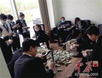 一元宝马姐任性买车_五个半小时才数完,硅胶零钱包,携带方便!